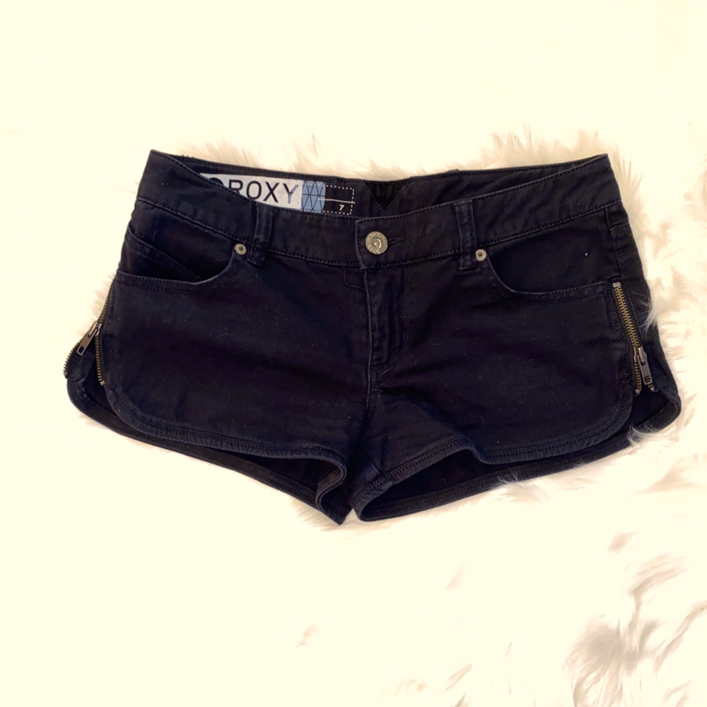 Black Roxy short-shorts